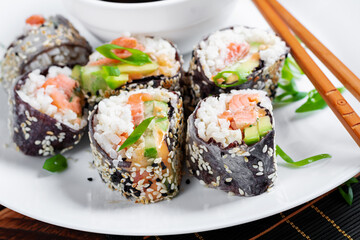 Spring roll with nori, sushi rice, salmon, cucumber and avocado, sriracha and sesame mayonnaise. - 784439050