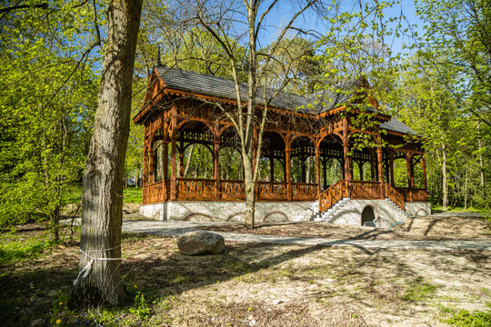 Park zdrojowy w Nałęczowie - drewniana altana