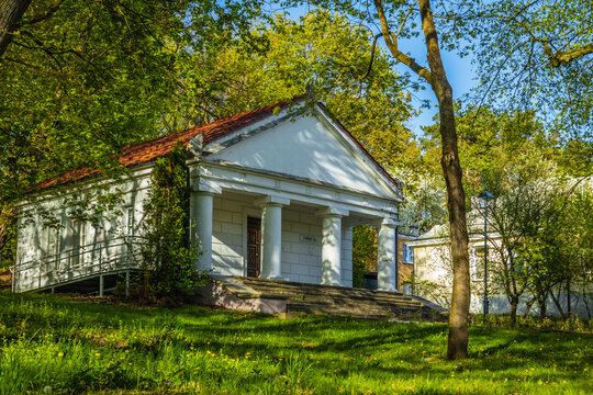 Park zdrojowy w Nałęczowie - domek grecki