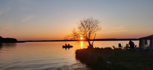 Zachód słońca nad jeziorem 