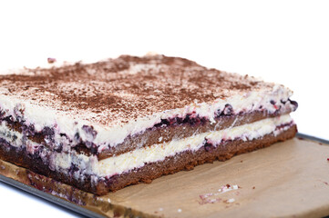 Tort ciasto czekoladowe, biszkopt przekładany kremem z bliska na białym tle