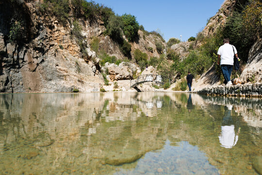 Piscinas naturales en el municipio de Bolbaite con reflejos en el agua, Espa&ntilde;a