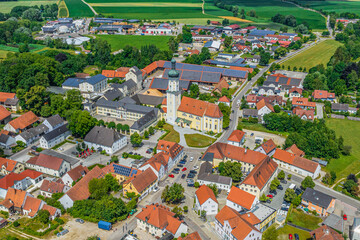 Die Gemeinde Kühbach im Paartal in Schwaben im Luftbild