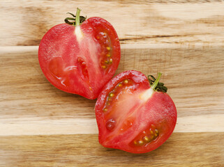 Round Pink tomato with a nose that produces heart shape when cut in half - 784489451