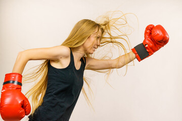Woman in red gloves boxing - 784515018