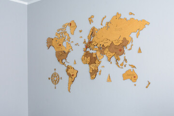 Mapa z drewna, drewniana mapa na ścianie. Dekoracja. Pinezka. 