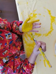 peinture sur main d'enfant