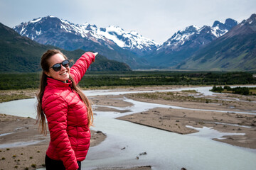 Mujer señalando los paisajes que ofrece El Chalten, en la Patagonia Argentina	
