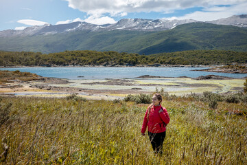 Mujer caminando por el Parque Nacional Lapataia, en Ushuaia, Patagonia Argentina	