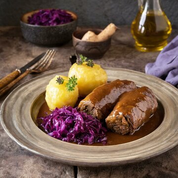 Rinderrouladen mit Rotkohl und Kl&ouml;&szlig;en