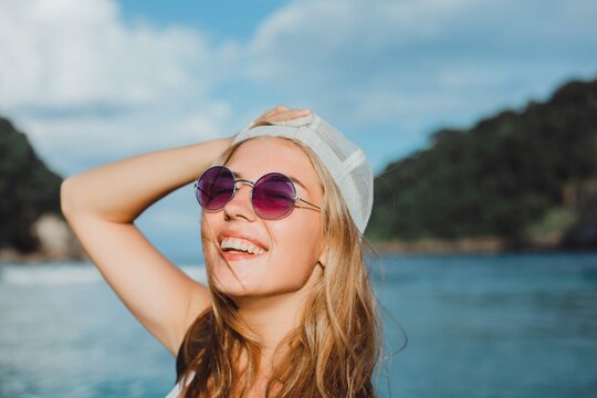 Young Beautiful Girl Posing Beach Ocean Waves Bright Sun Tanned Skin