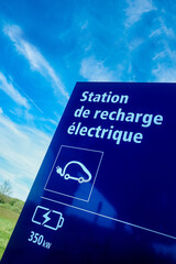 Station de recharge électrique, signe - obrazy, fototapety, plakaty