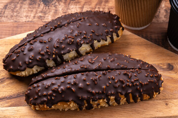 ピーナッツチョコロールパン