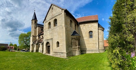 Fototapeta na wymiar Basilika und Kloster Münchenlohra, Pfeilerbasilika