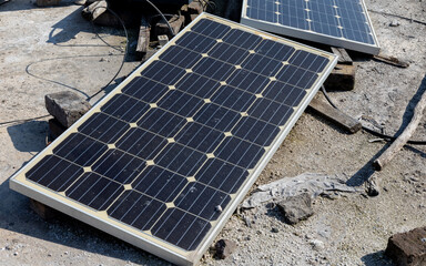 Old solar panels on the roof of a house. Dispose of solar panels concept. - obrazy, fototapety, plakaty