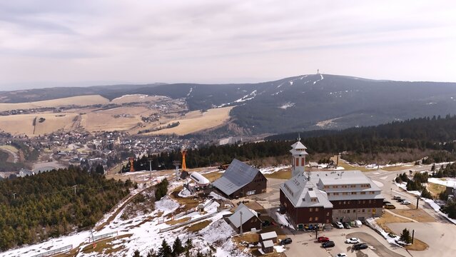 Fichtelberghaus thront auf dem Fichtelberg &uuml;ber die Erzgebirgslandschaft und Oberwiesenthal 