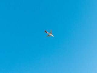 The plane flies in the clear blue sky