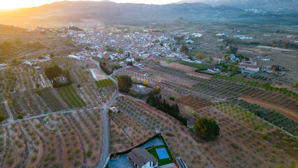 Vista aérea de Beniarres al amanecer en Alicante, Valencia , España