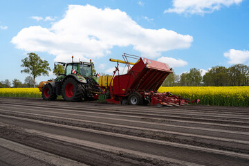 Landwirt mit moderner Landtechnik beim Pflanzen von Kartoffeln.