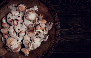 fresh garlic, in a wooden plate, top view, close-up, no people,