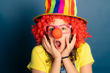 animadora infantil con gorro de colores peluca roja y gafas rosa con nariz de payaso