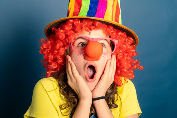 animadora infantil con gorro de colores peluca roja y gafas rosa con nariz de payaso