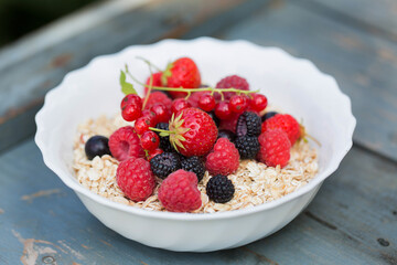 Quick breakfast of oatmeal and berries