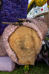 Floral decoration made of a cross-section of a tree trunk and hyacinths