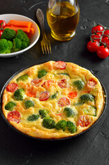 Frittata with broccoli and tomatoes