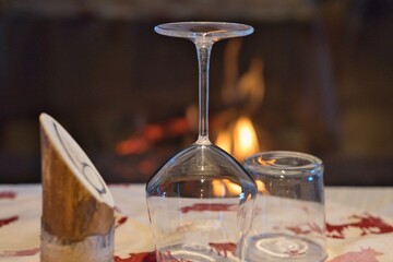 Bicchiere o calice con tavolo segna posto con caminetto ristorante