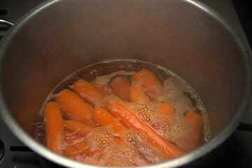 Kochen von Möhren im Kochtopf