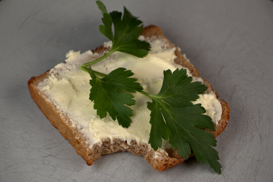 Butter auf Brot und Ptersilie