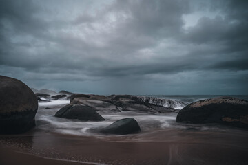 Fotografia de longa exposição da praia do Estaleiro, Santa Catarina