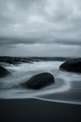 Obraz premium Fotografia de longa exposição da praia do Estaleiro, Santa Catarina