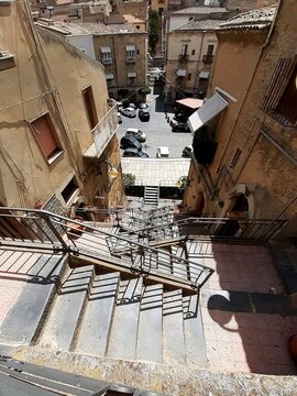 Una scala a zig zag, vista dall'alto, a Leonforte.
