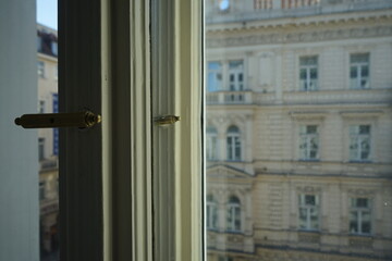 Alter Holzrahmen und Fenster einer repräsentativen Altbauwohnung gegenüber einem alten Hotel in...