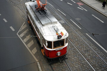 Historische Straßenbahn in Rot der Linie 42 für Rundfahrten mit Touristen auf grauem...