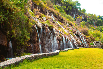 Imagen horizontal de una cascada de agua en mixquihuala hidalgo Mexico con formaciones rocosas y...