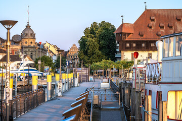 Blick vom Schiffsanleger auf den Marktplatz bei Sonnenaufgang. Konstanz, Bodensee,...