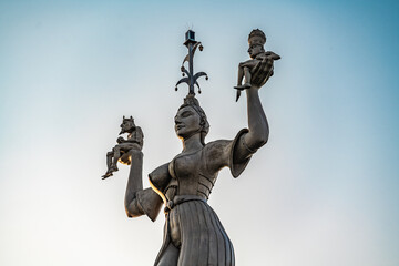 Seitenansicht der Imperia-Statue mit dem Himmel im Hintergrund. Konstanz, Bodensee, Baden Württemberg, Deutschland, Europa. - obrazy, fototapety, plakaty