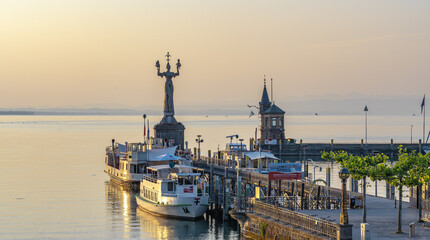 Blick auf die Hafeneinfahrt mit Imperia-Statue, dem Bodensee mit Katamaran Fähre und...