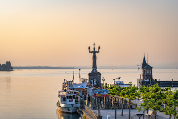 Blick über den Hafen mit Imperia Statue, Leuchtturm und Bodensee mit Katamaran Fähre und...