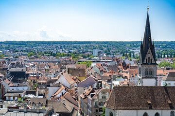 Blick vom Münster auf die Altstadt und die Sankt Stephan Kirche an einem sonnigen Sommertag....
