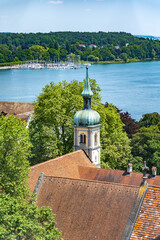 Blick vom Münster Unserer Lieben Frau auf den See und den Yachthafen an einem sonnigen Sommertag.  Konstanz, Bodensee, Baden Württemberg, Deutschland, Europa.