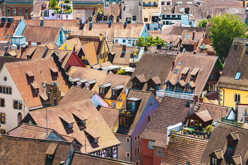 Blick über die Altstadtdächer mit vielen Gauben, Fenstern und Dachterrassen der bunten Häuser an einem sonnigen Sommertag. Wessenbergstraße, Konstanz, Bodensee, Baden-Württemberg, Deutschland, Europa.