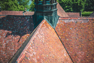 Blick auf den Ostturm und das Dach des Münster Unserer Lieben Frau an einem Sommertag. Konstanz, Bodensee, Baden-Württemberg, Deutschland, Europa.