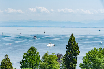 Blick über den See mit Ausflugsdampfern, Katamaranfähre und Segelbooten an einem sonnigen...