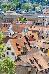 Blick über die Dächer der Altstadt mit Bahnhof und Riesenrad im Hintergrund an einem sonnigen Sommertag. Wessenbergstraße, Konstanz, Bodensee, Baden-Württemberg, Deutschland, Europa.