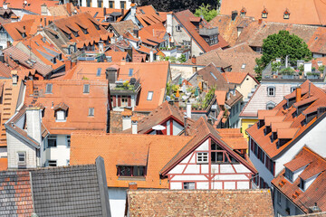 Blick über die Dächer und Dachterrassen der Altstadt an einem sonnigen Sommertag. Wessenbergstraße, Konstanz, Bodensee, Baden-Württemberg, Deutschland, Europa.
