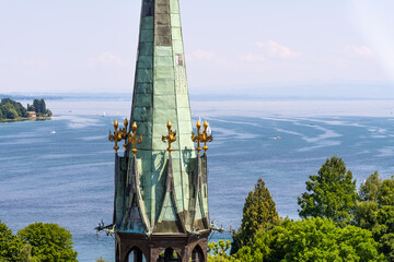 Blick auf den östlichen Kirchturm des Münsters unserer Lieben Frau sowie dem See mit Schiffen an...
